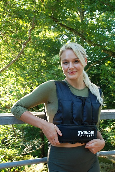 Nainen, jolla on yllään Thunder Fitness PRO 10 kg Small -painoliivi