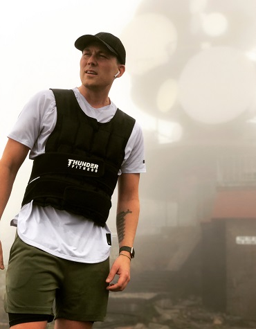 Mies esittelee Thunder Fitnessin PRO 20 kg -painoliiviä